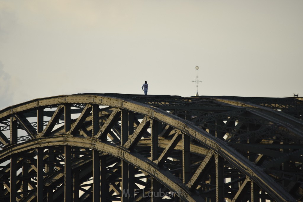 PSpringt kein Suizid Brueckenspringer Koeln Hohenzollernbruecke P149.JPG - Miklos Laubert